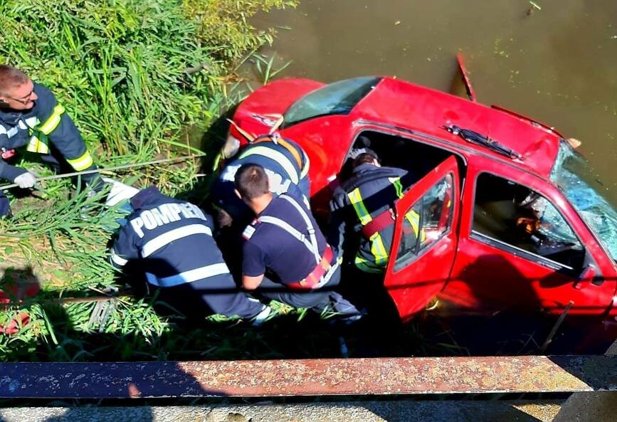 Doua victime extrase din autoturismul cazut in canal | imaginea 1