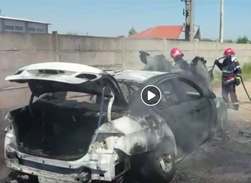 Incendiu izbucnit la un autoturism aflat in trafic  4 pasageri s au autoevacuat | imaginea 1