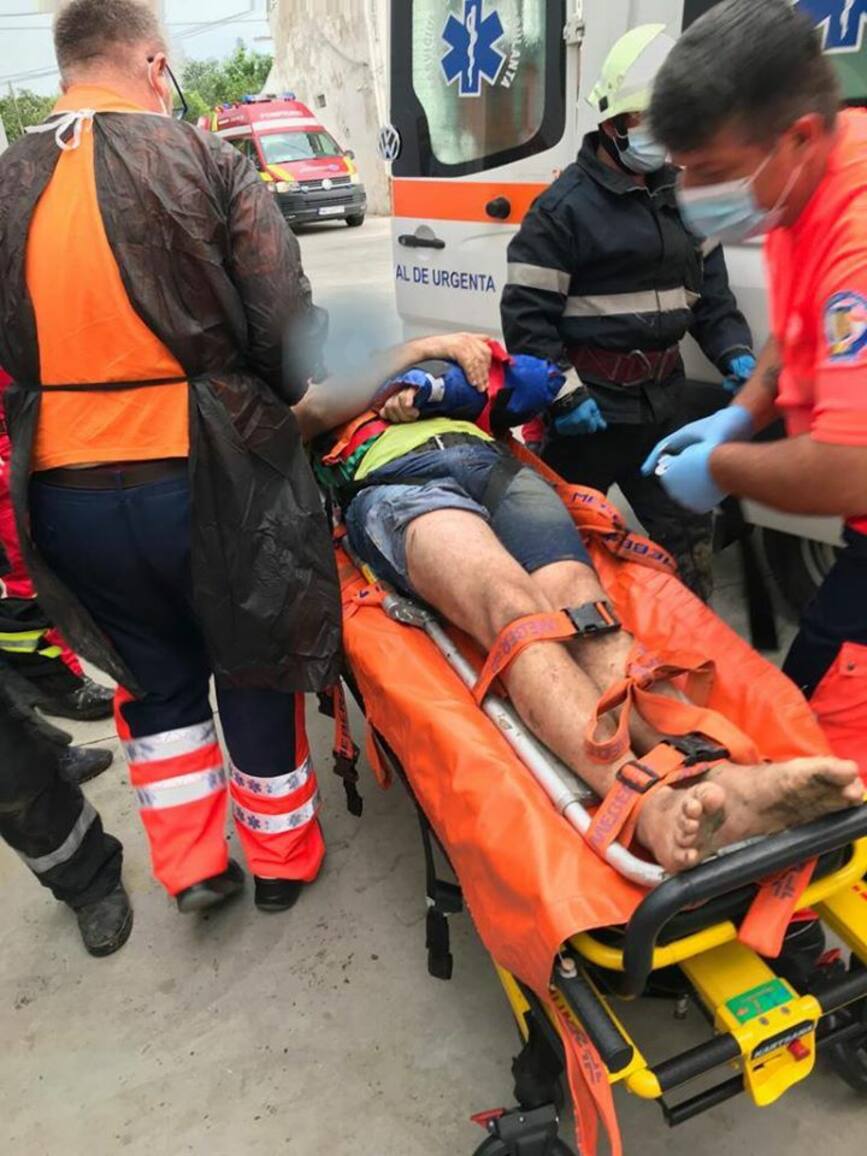 Interventie dificila pentru salvarea unui barbat cazut intr un canal | imaginea 2