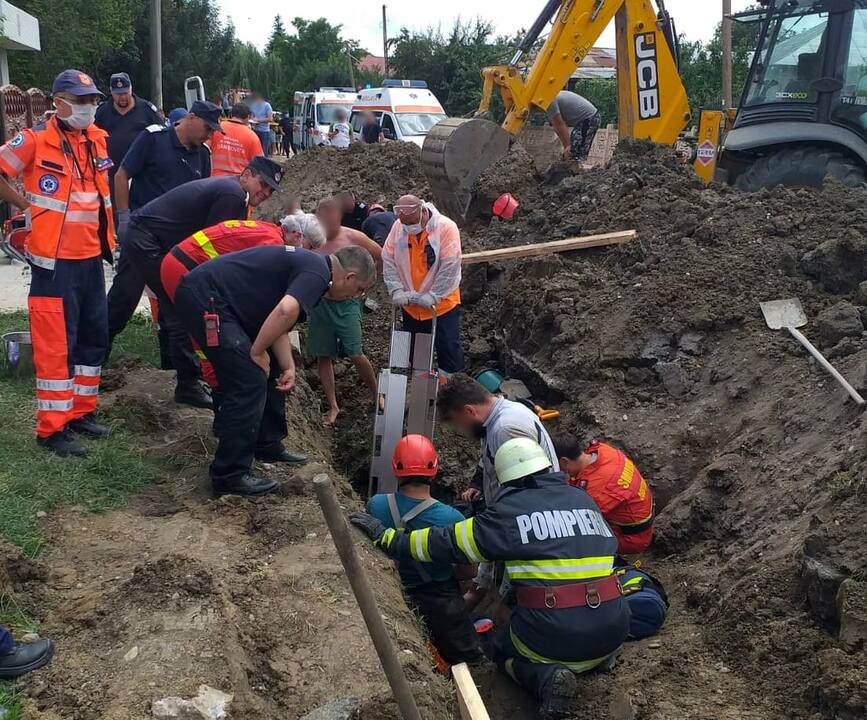 Operatiune dificila de salvare a 3 persoane surprinse sub un mal de pamant | imaginea 1