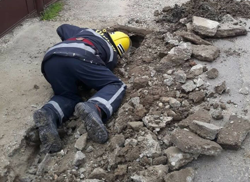 Pompierii din Moreni au salvat un catel ramas blocat sub un podet | imaginea 1