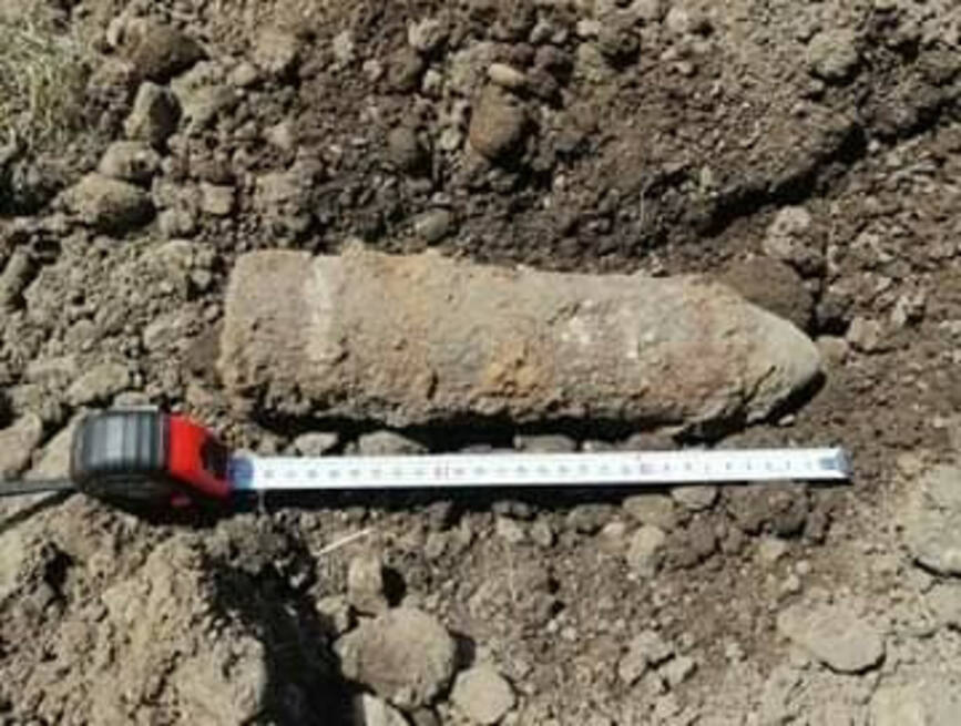 Proiectil exploziv de razboi  descoperit in curtea unei case din Praid | imaginea 1