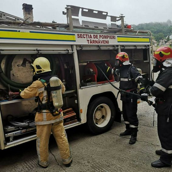 20 de persoane evacuate dintr un bloc ca urmare a unui incendiu de apartament | imaginea 1