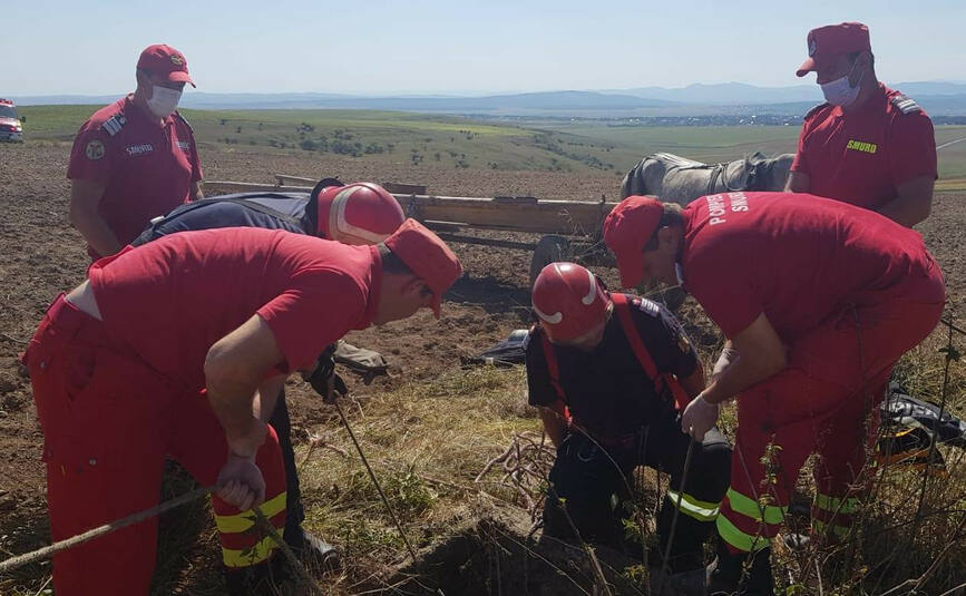 Barbat si animal  salvati dintr o fantana dezafectata | imaginea 1