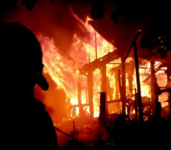 Cabana din lemn incendiata de proprietar | imaginea 1
