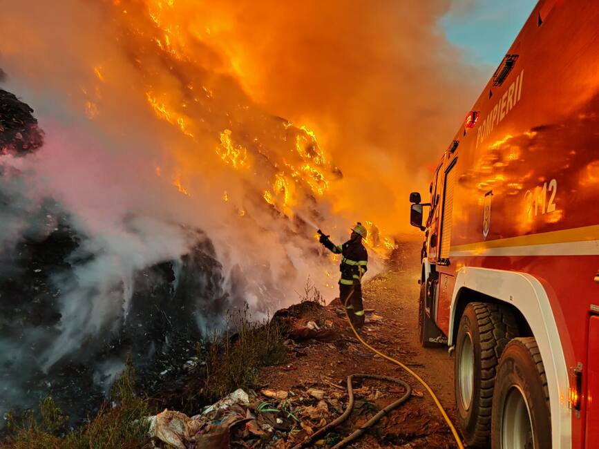 Desfasurare de forte pentru stingerea unui incendiu la groapa de gunoi din Sighisoara | imaginea 1