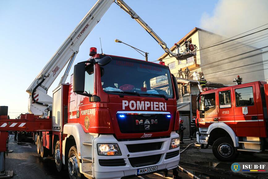 Doua incendii puternice  la un ansamblu de locuinte si la o cladire de birouri | imaginea 1