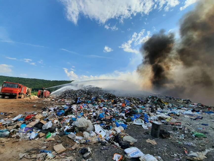 Dupa aproape 5 zile  incendiul de la groapa de gunoi din Sighisoara a fost lichidat | imaginea 1