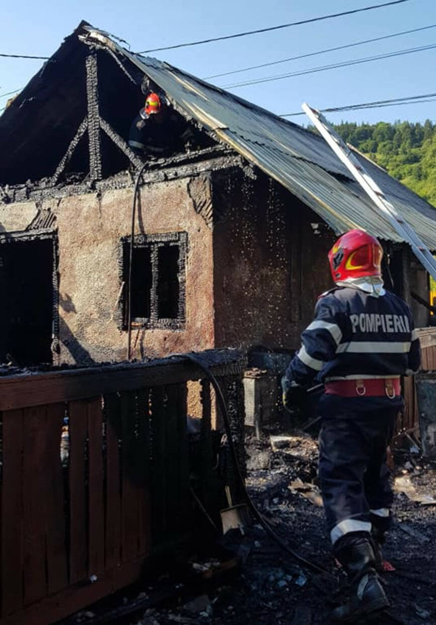 Incendiu generalizat la o locuinta construita din lemn | imaginea 2