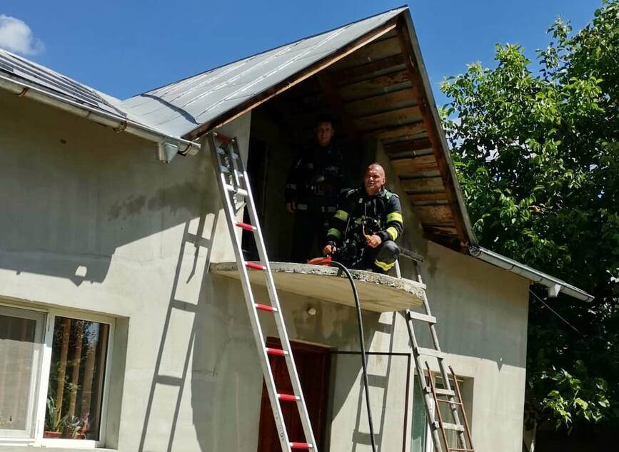 Incendiu la o anexa  extins la o casa din proprietatea invecinata | imaginea 1