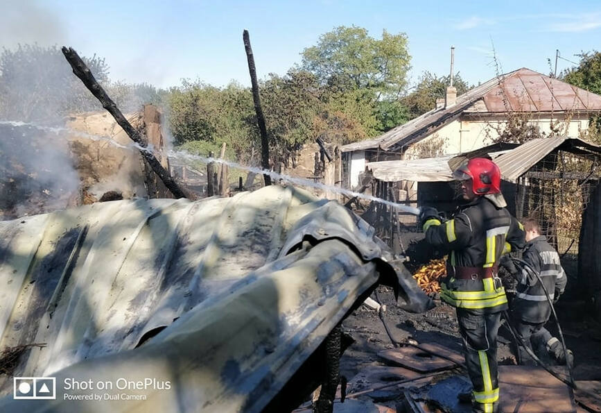 Incendiu la o gospodarie  lichidat dupa 5 ore de lupta cu flacarile | imaginea 1