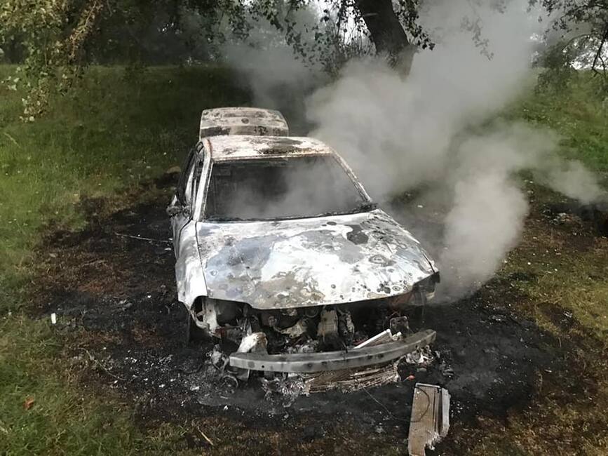 Incendiu la un autoturism  soldat cu doi tineri raniti | imaginea 1