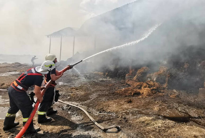 Incendiu la un depozit de furaje  stins dupa 39 de ore | imaginea 1