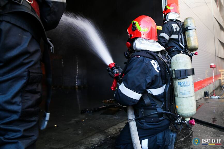 Incendiu violent la doua hale din Bragadiru  Ilfov | imaginea 1