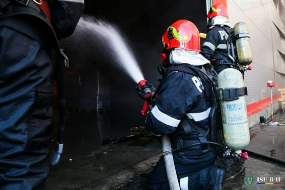 Incendiu violent la doua hale din Bragadiru Ilfov | imaginea 1