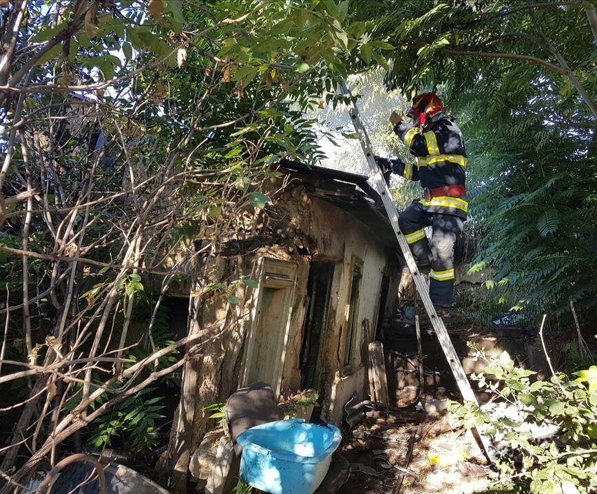 Incendiu violent la o locuinta  cu pericol de propagare la o casa din aceeasi curte | imaginea 1