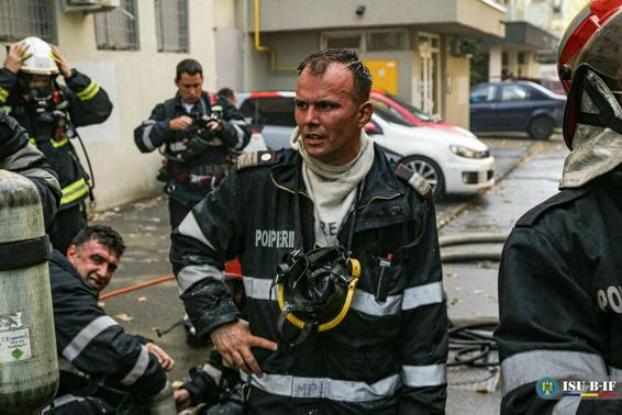 Incendiu violent la un apartament o persoana cu arsuri | imaginea 1