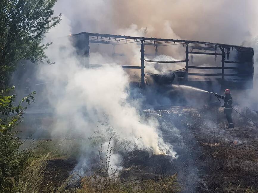 Interventie cu dificultate a pompierilor ialomiteni la un incendiu de TIR | imaginea 1