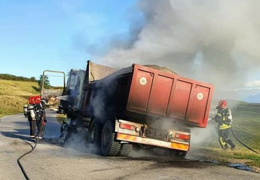 Interventie pentru stingerea unui incendiu la cabina unui autocamion | imaginea 1