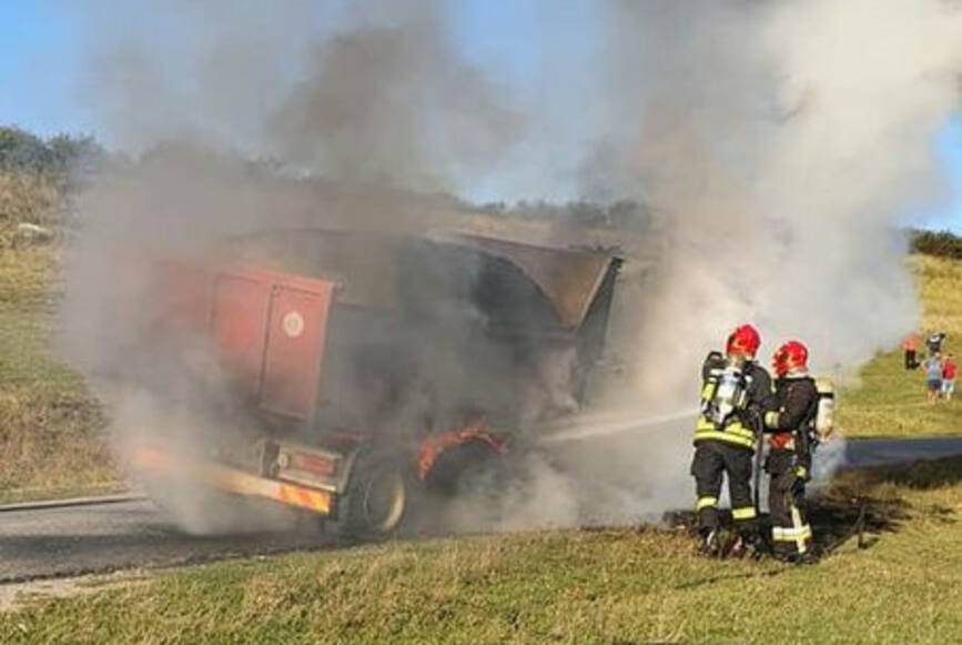 Interventie pentru stingerea unui incendiu la cabina unui autocamion | imaginea 2