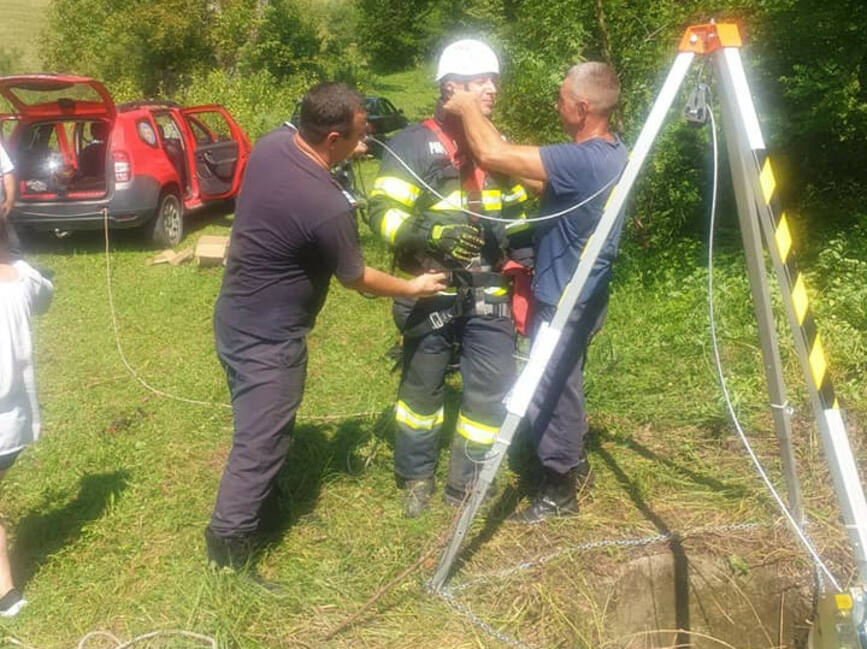 Misiune dificila de salvare a unui caine cazut intr o fantana | imaginea 1