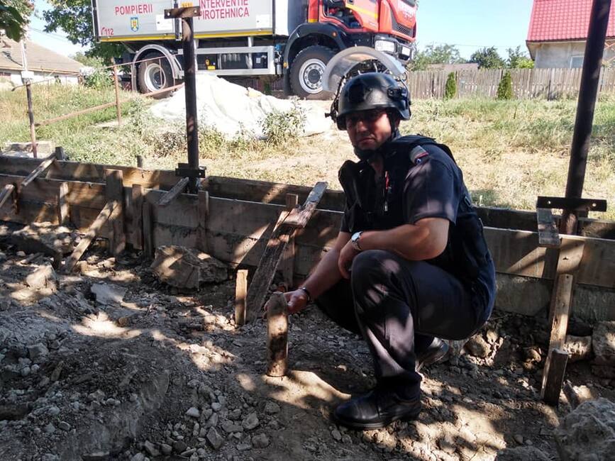 Proiectil exploziv descoperit de un barbat in timp ce efectua lucrari in gospodarie | imaginea 1