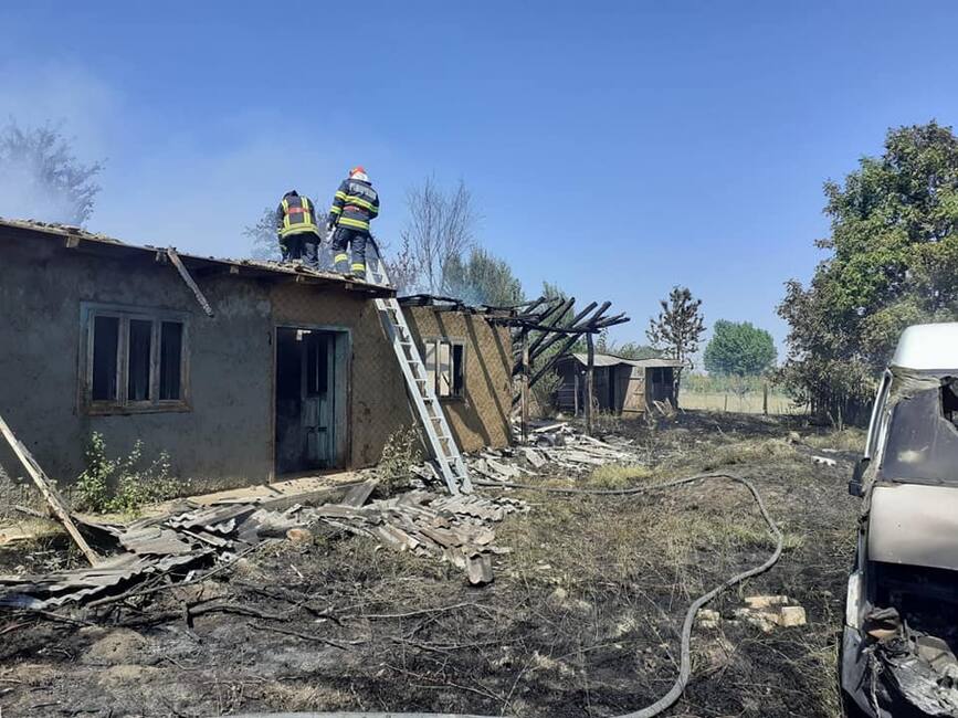 Un barbat a ramas fara locuinta  dupa ce a dat foc unor haine vechi | imaginea 1