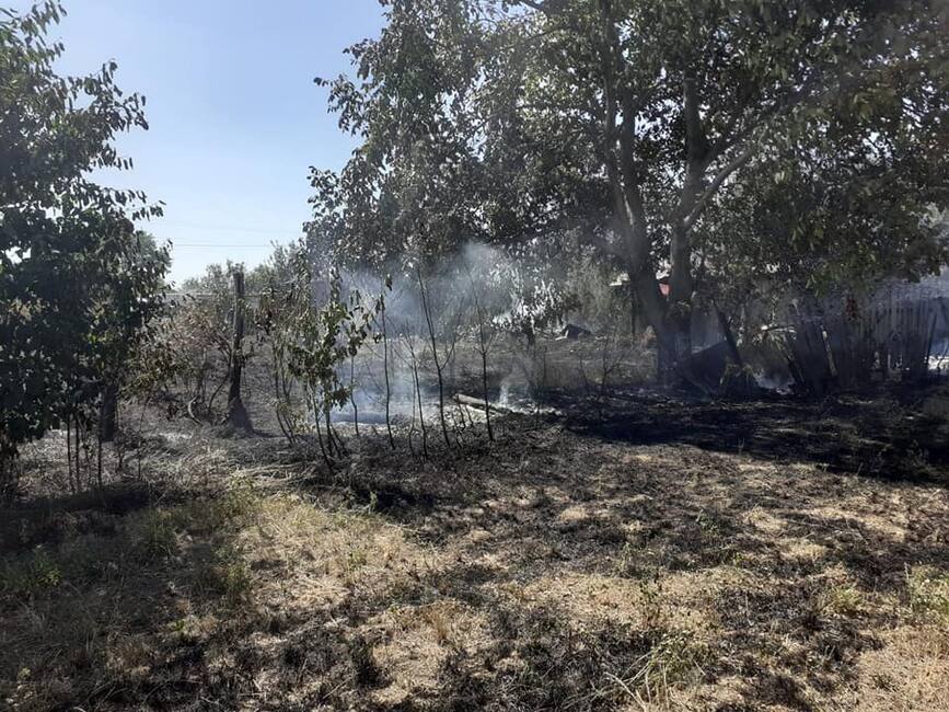 Un barbat a ramas fara locuinta  dupa ce a dat foc unor haine vechi | imaginea 2