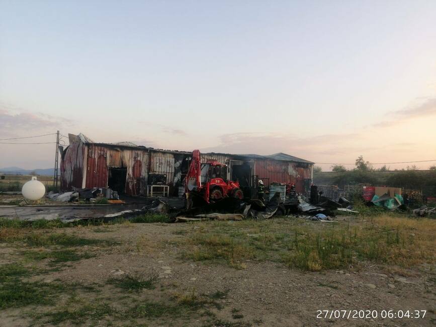 Un depozit de produse si preparate din carne a fost mistuit de incendiu | imaginea 1