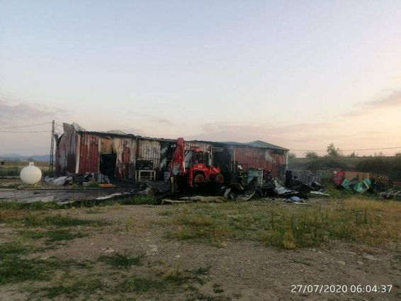 Un depozit de produse si preparate din carne a fost mistuit de incendiu | imaginea 1