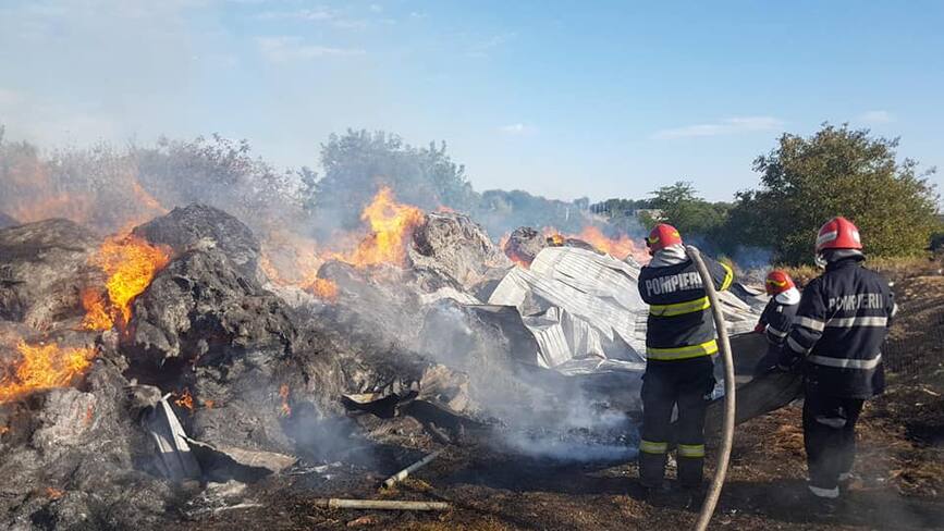 A vrut sa si curete gradina de vegetatia uscata  dar a incendiat gospodaria vecinului | imaginea 1