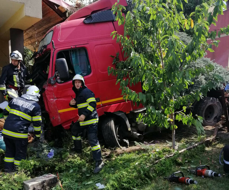 Fetita de 3 ani  prinsa sub un autotren derapat | imaginea 1