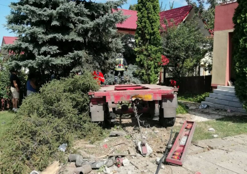 Fetita de 3 ani  prinsa sub un autotren derapat | imaginea 2