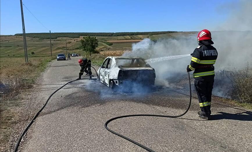 Incendiu izbucnit la un autoturism aflat in mers | imaginea 1