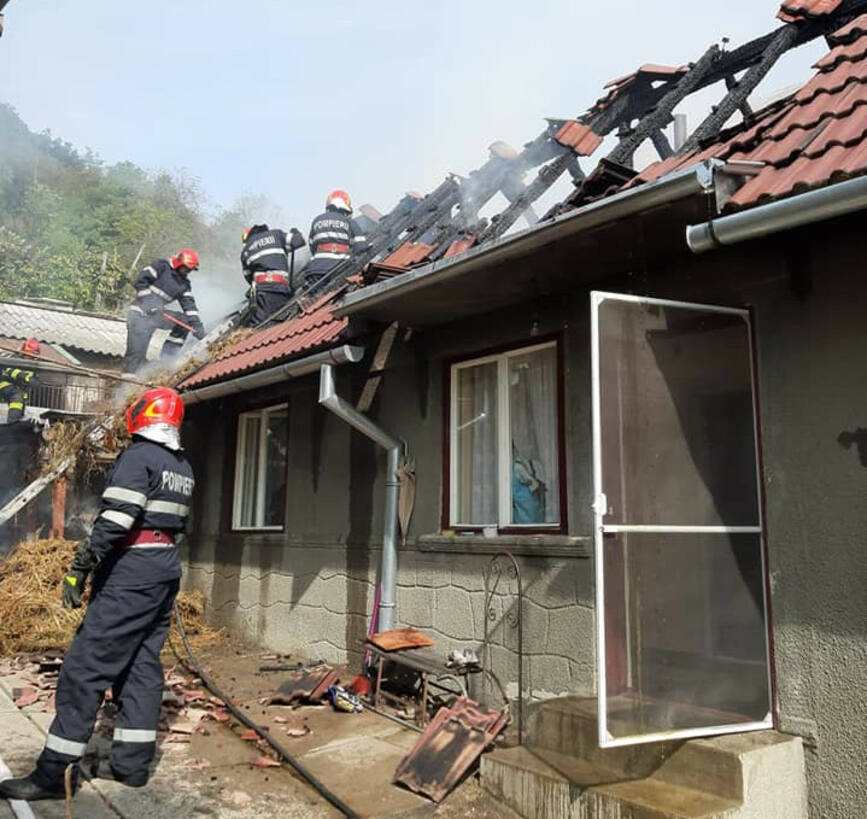 Incendiu la o casa  cu risc de propagare la casele din vecinatate | imaginea 1