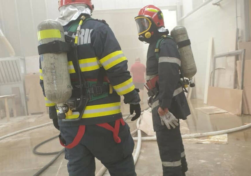 Incendiu la o hala de productie  lichidat de angajati  impreuna cu SVSU Ardud | imaginea 1