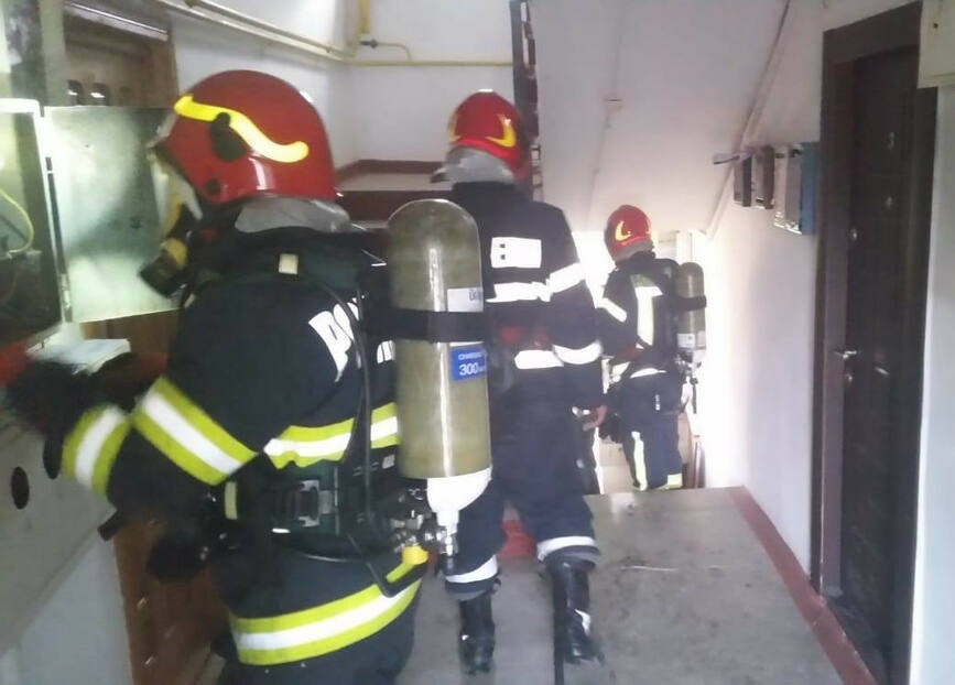 Incendiu la subsolul unui bloc din Focsani | imaginea 1