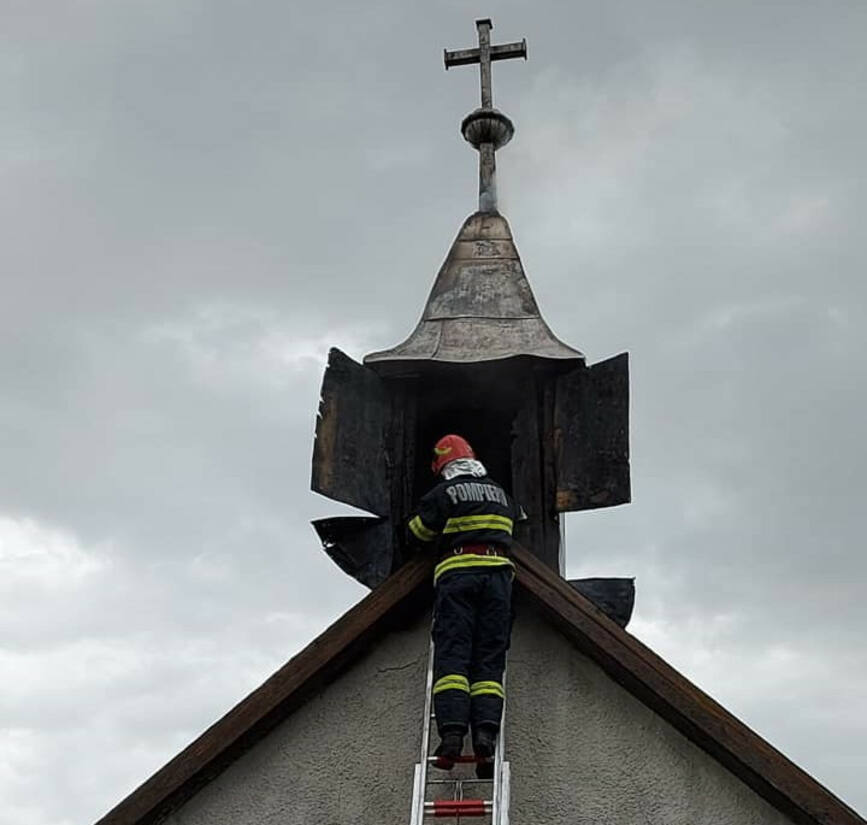 Incendiu la turnul unei biserici  provocat de trasnet | imaginea 1