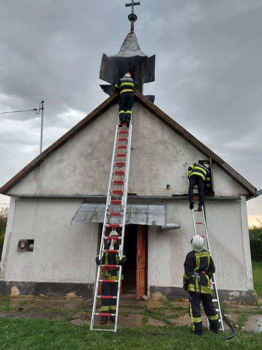 Incendiu la turnul unei biserici  provocat de trasnet | imaginea 2