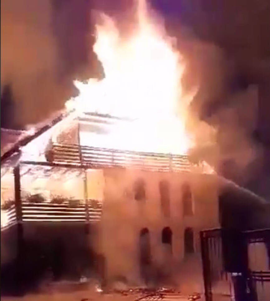 Incendiu propagat de la o magazie de lemn  la casa de locuit si constructiile invecinate | imaginea 1