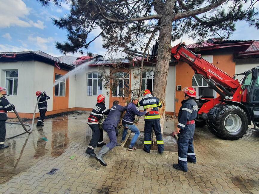 Incendiu violent la o scoala din judetul Calarasi | imaginea 1