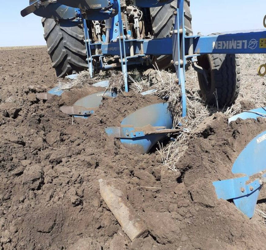 Proiectil exploziv descoperit pe camp  in urma unor lucrari agricole | imaginea 1