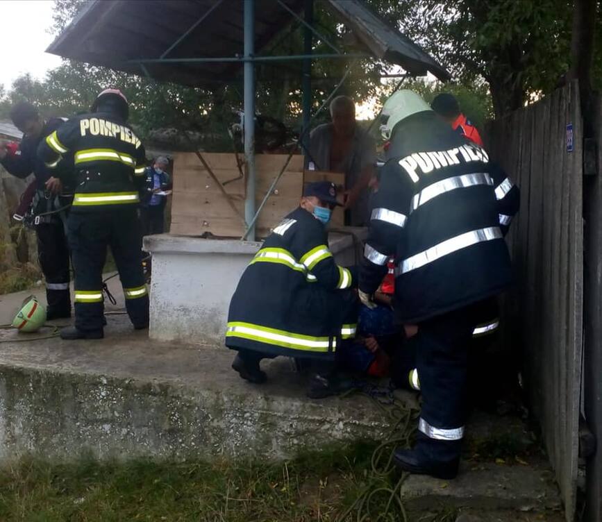 Au salvat o femeie cazuta intr o fantana adanca de 15 metri | imaginea 1