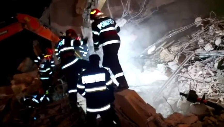Barbat prins sub daramaturi  pe platforma industriala Savinesti | imaginea 1