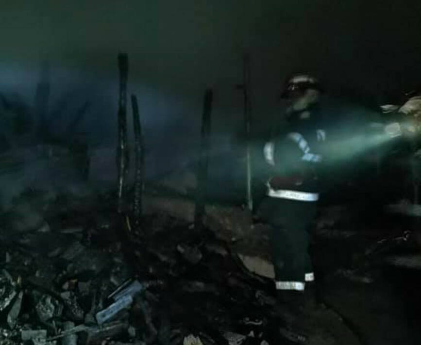 Incendiu intr o gopodarie  de la jarul nestins de sub cazanul de tuica | imaginea 1