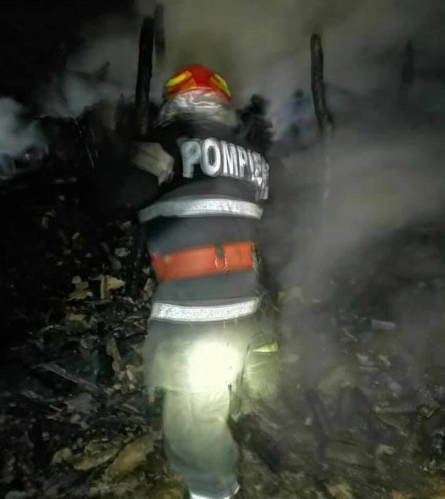 Incendiu intr o gopodarie  de la jarul nestins de sub cazanul de tuica | imaginea 2