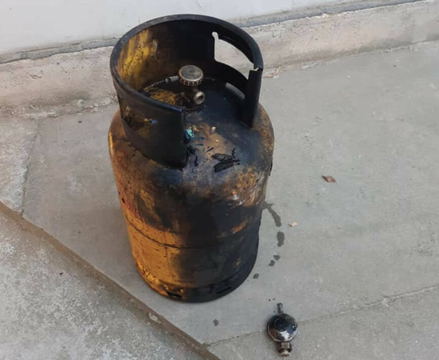 Incendiu izbucnit intr o gospodarie  in momentul schimbarii buteliei de aragaz | imaginea 1