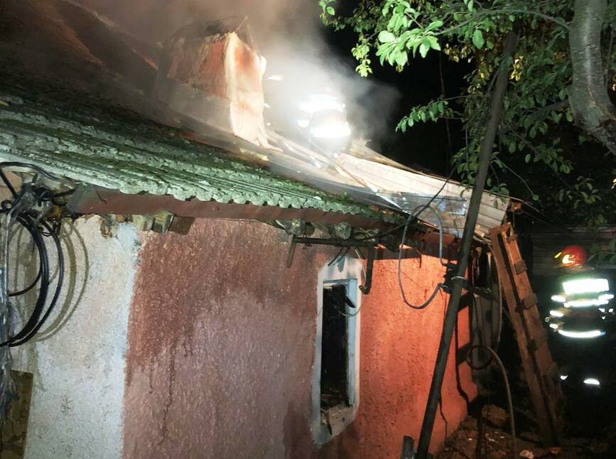 Incendiu violent la o casa  din cauza cosului de fum deteriorat | imaginea 1