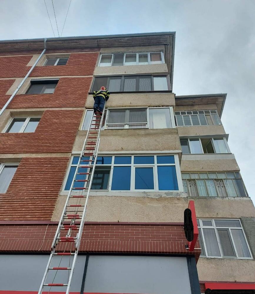 Interventie pentru deblocarea usii unui apartament in care se afla un copilas | imaginea 1