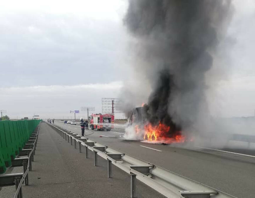 Interventie prompta pentru lichidarea unui incendiu la un camion pe A2 | imaginea 1